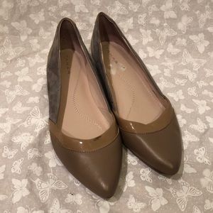 Tahari neutral suede Dorma flats Size 6